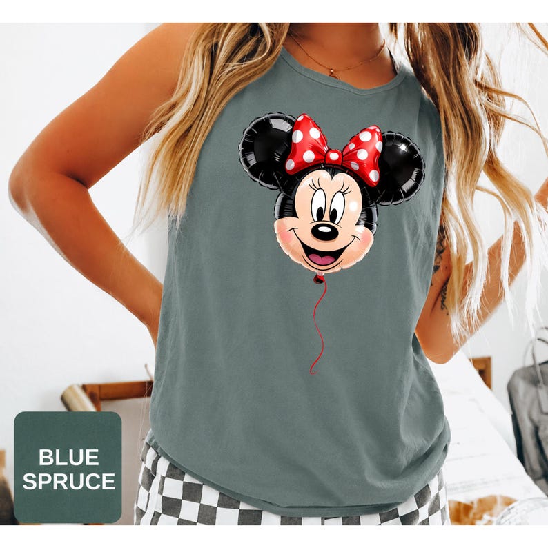 Op de afbeelding: Een mouwloos hemd in de kleur blauwspar met een grafische print van een Minnie Mouse-ballon. De ballon is zwart met een rode strik met witte stippen, en een dun rood touwtje hangt naar beneden vanaf de onderkant van het gezicht.