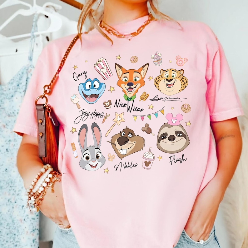 Pu&ograve; includere: Una tazza di ceramica bianca con manico nero e la scritta "But First, Coffee" in nero, con un carattere a mano. La tazza &egrave; su una superficie bianca.