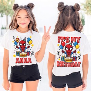 Puede incluir: Camiseta blanca con un dise&ntilde;o de Spider-Man, el nombre "ANNA" y el n&uacute;mero "5" en la parte delantera. La parte trasera de la camiseta dice "IT'S MY BIRTHDAY". El dise&ntilde;o incluye globos, una tarta y cajas de regalo.