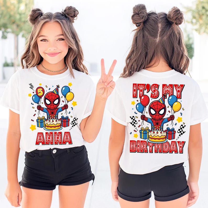Puede incluir: Camiseta blanca con un dise&ntilde;o de Spider-Man, el nombre "ANNA" y el n&uacute;mero "5" en la parte delantera. La parte trasera de la camiseta dice "IT'S MY BIRTHDAY". El dise&ntilde;o incluye globos, una tarta y cajas de regalo.
