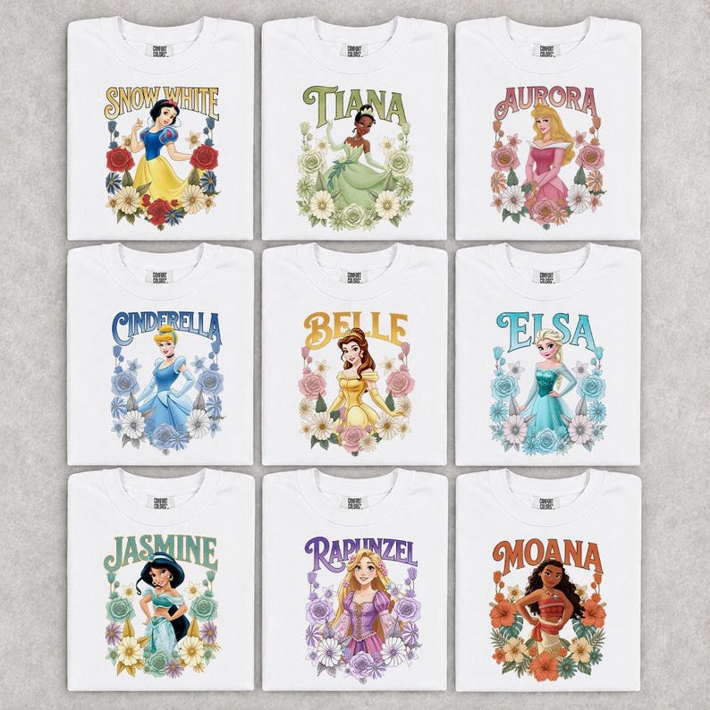 Puede incluir: Nueve camisetas blancas con princesas Disney: Blancanieves, Tiana, Aurora, Cenicienta, Bella, Elsa, Jasmine, Rapunzel y Moana. Cada camiseta muestra el nombre y la imagen de una princesa rodeada de dise&ntilde;os florales.