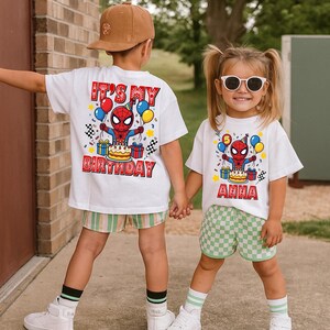 Puede incluir: Dos ni&ntilde;os con camisetas blancas con un dise&ntilde;o de cumplea&ntilde;os de Spider-Man. Las camisetas tienen el texto "IT'S MY BIRTHDAY" y "ANNA" en rojo. Los ni&ntilde;os tambi&eacute;n llevan pantalones cortos y gafas de sol.