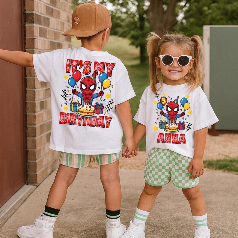 Puede incluir: Dos ni&ntilde;os con camisetas blancas con un dise&ntilde;o de cumplea&ntilde;os de Spider-Man. Las camisetas tienen el texto "IT'S MY BIRTHDAY" y "ANNA" en rojo. Los ni&ntilde;os tambi&eacute;n llevan pantalones cortos y gafas de sol.
