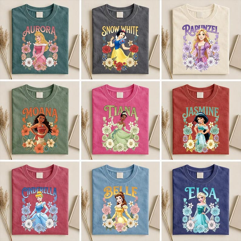Puede incluir: Nueve camisetas coloridas con princesas de Disney. Cada camiseta muestra el nombre y la imagen de una princesa rodeada de dise&ntilde;os florales. Las camisetas son de varios colores, incluyendo verde azulado, gris, beige, verde, rosa, rojo y azul.