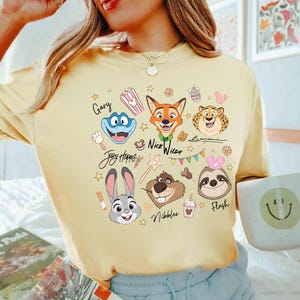 Pu&ograve; includere: Un cartello in legno rustico con la scritta "Welcome to our home" in lettere bianche. Il cartello presenta una finitura invecchiata e un design semplice e invitante, ideale per l'arredamento della porta d'ingresso.