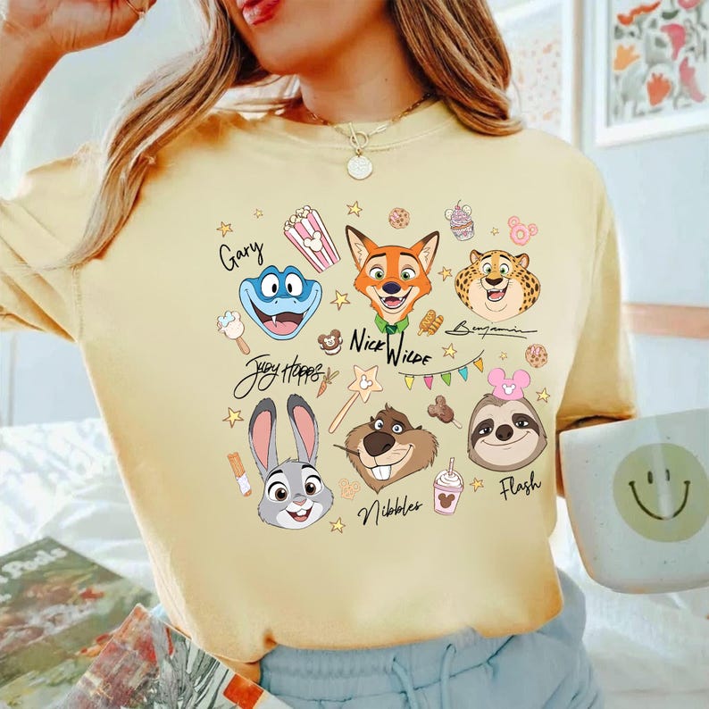 Pu&ograve; includere: Un cartello in legno rustico con la scritta "Welcome to our home" in lettere bianche. Il cartello presenta una finitura invecchiata e un design semplice e invitante, ideale per l'arredamento della porta d'ingresso.