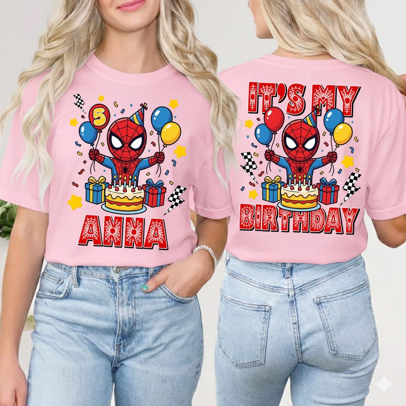 Puede incluir: Camiseta rosa claro con un dise&ntilde;o de dibujos animados de Spider-Man sosteniendo globos y una tarta de cumplea&ntilde;os. La parte delantera dice "ANNA" y la trasera dice "IT'S MY BIRTHDAY". El dise&ntilde;o incluye confeti, regalos y banderas a cuadros.