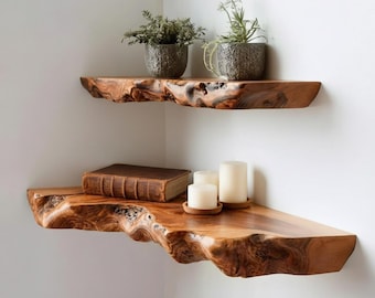 Estantería esquinera de madera con borde natural para salones elegantes.