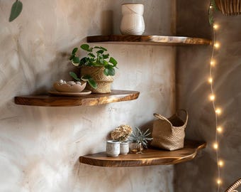Estantes flotantes de madera con borde natural: decoración rústica de pared para una sala de estar minimalista