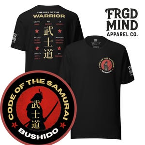 Puede incluir: Camisetas negras con texto y gráficos japoneses. Una camiseta presenta "THE WAY OF THE WARRIOR" y "FRGD MIND APPAREL CO.". La otra camiseta tiene un gráfico de samurái y "CODE OF THE SAMURAI BUSHIDO". También se muestra una pegatina redonda con el mismo diseño.