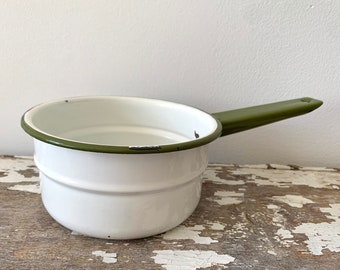 Details about   1.5 qt White Enameled SAUCEPAN w/ Glass Lid Durable Enamelware DUCK Family Decal 
