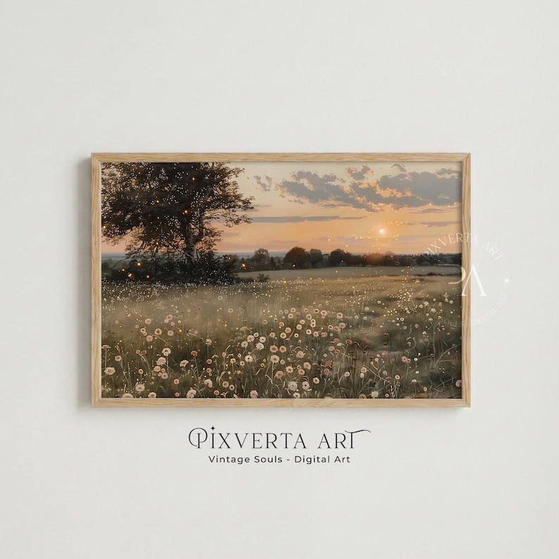 K&ouml;nnte beinhalten: Ein gerahmter Landschaftsdruck mit einem Feld aus Wildblumen unter einem Sonnenuntergangshimmel. Ein gro&szlig;er Baum befindet sich links, und der Text "PIXVERTA ART Vintage Souls - Digital Art" steht unten.