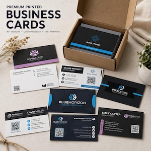 Puede incluir: Una colección de tarjetas de visita rectangulares con varios logotipos de empresas, nombres, datos de contacto y códigos QR. Algunas tarjetas son negras con detalles en azul o morado, mientras que otras son blancas con texto negro, en una caja.