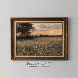 K&ouml;nnte beinhalten: Gerahmtes Landschaftsgem&auml;lde, das ein Feld mit Wildblumen bei Sonnenuntergang zeigt. Das Kunstwerk verwendet eine warme Farbpalette mit einem gro&szlig;en Baum auf der linken Seite und einer hellen Sonne in der Ferne. Der Rahmen ist dunkelbraun.