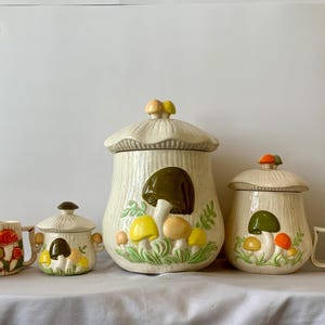 Arnels 70er Jahre Pilz-Behälter-Set mit Bechern: Handbemaltes Retro-Küchengeschirr