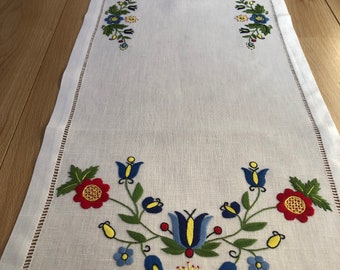 linen table runner with handmade kashubian embroidery, linen tablerunner, 100% linen table runner