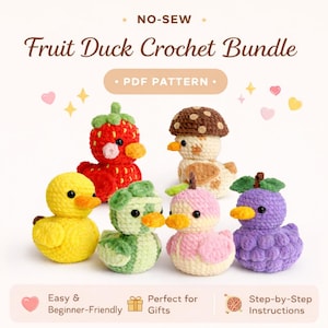 Peut inclure: Six canards crochetés sur le thème des fruits. Les canards sont de différentes couleurs, dont le jaune, le rouge, le vert, le rose et le violet, chacun avec un design de fruit différent. Le texte "Fruit Duck Crochet Bundle" et "PDF Pattern" est inclus.
