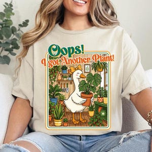 ¡Ups! Tengo otra planta. Ganso PNG, diseño divertido para amantes de las plantas, humor sarcástico sobre jardinería, descarga de meme de ganso vintage PNG.
