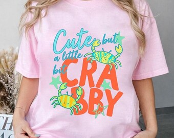 A Little Bit Crabby PNG, Sassy Preppy Stripes Design, Urocza grafika letniej plaży, Modna dziewczęca koszulka PNG do pobrania w wersji cyfrowej