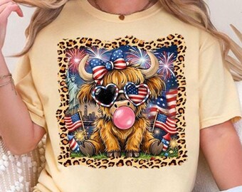 Krowa szkocka z okazji 4 lipca w formacie PNG, patriotyczny wzór krowy z Dzikiego Zachodu, nadruk z amerykańską flagą w panterkę, koszulka dziecięca z USA w formacie PNG do pobrania