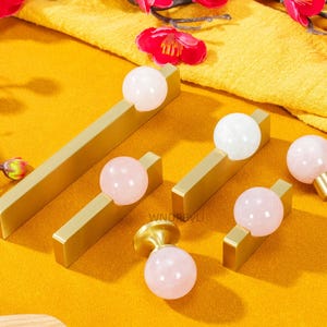 Poignée de meuble en laiton perlé : poignée de tiroir en pierre rose et blanche