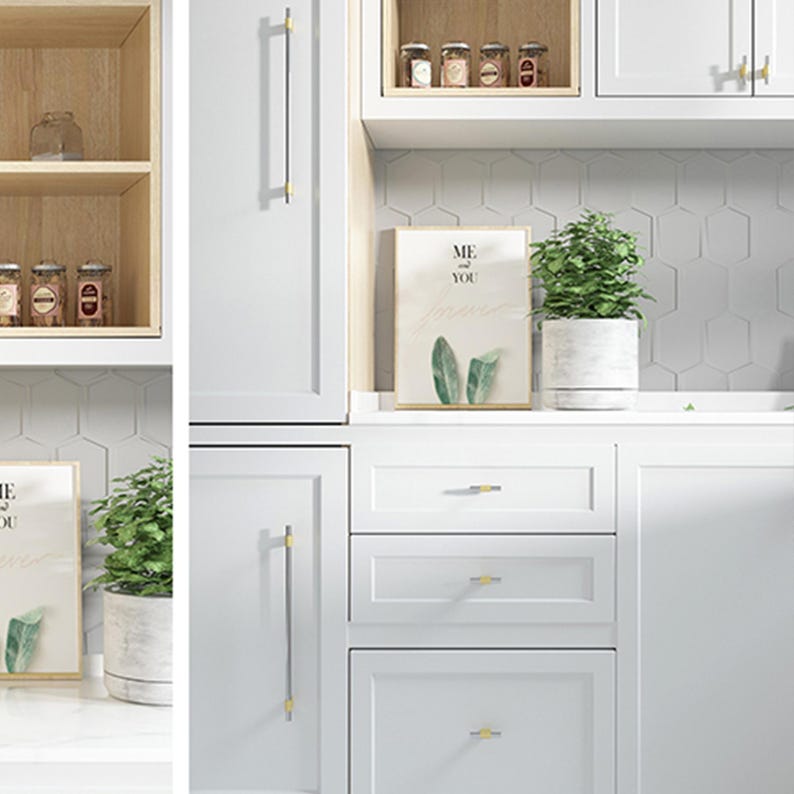 Op de afbeelding: Witte keukenkasten met gouden handgrepen. De kasten hebben een modern design. Een ingelijste print met de woorden "ME YOU" en een plant in een pot staan op het aanrecht. Potten met deksels zijn zichtbaar in de bovenkasten.