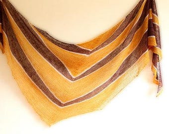 Könnte beinhalten: Ein gestrickter Schal mit Streifenmuster in Dreiecksform. Die Farben sind Gelb, Braun und Weiß. Der Schal scheint aus einem leichten Material gefertigt zu sein, das sich zum Tragen in Schichten eignet. Das Design ist ansprechend.