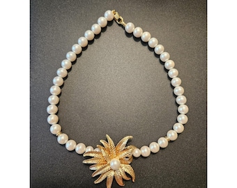 Collar vintage de perlas de imitación con broche de flor en tono dorado (587)