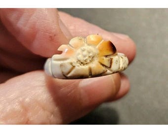 Vintage Carved Shell Ring / Size 8. (621)