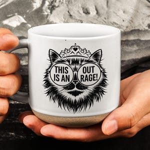 C'est une tasse d'indignation, c'est une tasse en céramique de café d'indignation, tasse de beignet de princesse, cadeau de chenille de donjon pour le lecteur de science-fiction, amateur de livres fantastiques