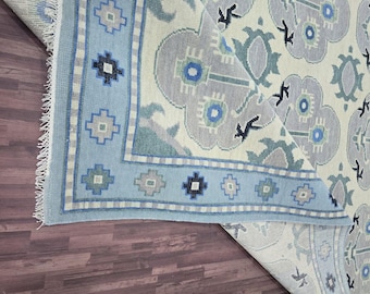 Alfombra Kilim de lana tejida a mano: tejido plano geométrico turco azul y crema.