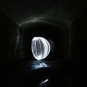 El túnel - Impresión en lienzo con graffiti de luz - Edición limitada de 25 - Exposición prolongada, luz, arte, fotografía. Hermoso, color, claro, orbe