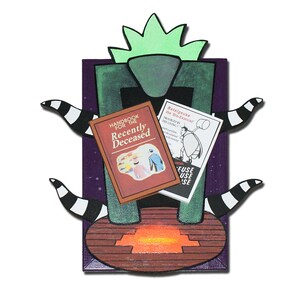 Puede incluir: Un marco de madera verde y morado con una puerta verde y un diseño a rayas blanco y negro. La puerta está abierta y hay dos libros dentro. Los libros se titulan "Handbook for the Recently Deceased" y "Betelgeuse the Bio-Exorcist".