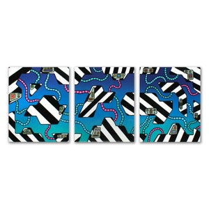 Puede incluir: Un tríptico de pinturas abstractas con un patrón de rayas blancas y negras, líneas azules y rosadas y formas geométricas. Las pinturas tienen un fondo degradado que pasa de azul oscuro a azul claro.