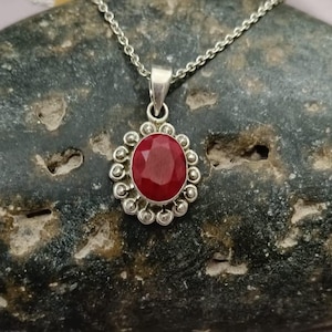 Naturlig Rubin Korund Oval Form 925 Sterling Silver Handgjort Fint Hänge För Gåva