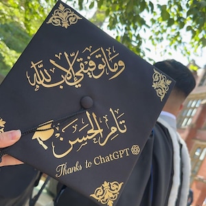 Può includere: Cappello di laurea nero con calligrafia araba dorata e decorazioni angolari. Il testo "Thanks to ChatGPT" è stampato in oro. Un nappa pende dal centro del cappello.