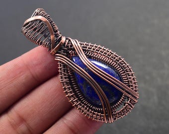 Colgante de lapislázuli: collar hecho a mano con alambre de cobre.
