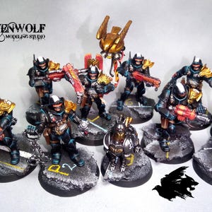 Puede incluir: Un conjunto de figuras en miniatura, probablemente para juegos de mesa o exhibición. Las figuras están pintadas en una paleta de colores oscuros con detalles dorados y rojos. Las bases están detalladas con elementos de terreno. El logotipo de Ravenwolf Modeling Studio es visible.