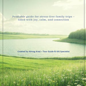 Könnte beinhalten: Ein digitaler Ratgeber mit dem Titel "The Calm Family Day Trip Guide" mit einem landschaftlichen Hintergrund. Der Ratgeber verspricht stressfreie Familienausflüge voller Freude, Ruhe und Verbundenheit. Das Bild zeigt einen ruhigen See und grüne Felder.