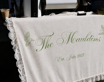Gepersonaliseerde duif bruiloft banner, aangepaste achternaam lieverd tafelbord, ruches kant linnen bruids tafeldecor