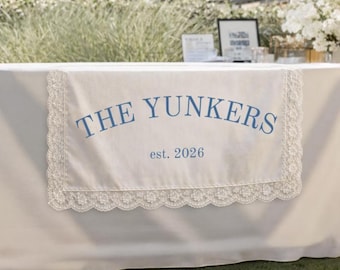 Chemin de table personnalisé en lin avec bordure en dentelle | Décoration de table pour mariage