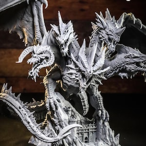 ティアマト STL 像 | DnD ファンアート 五頭ドラゴン ジオラマ | 75 mm & 178 mm スケール 3D プリントモデル