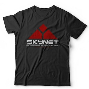 Könnte beinhalten: Schwarzes T-Shirt mit roter und weißer Grafik. Die Grafik zeigt ein rotes Dreieck-Design über dem weißen Wort "SKYNET" und dem Text "NEURAL NET-BASED ARTIFICIAL INTELLIGENCE". Das Shirt ist aus weichem Material.