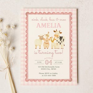 Pode incluir: Um convite emoldurado em xadrez rosa com o texto "oink, cluck, baa & moo" e "Amelia está fazendo dois anos!" apresenta ilustrações de animais de fazenda. A data é 4 de junho às 9h. Um buquê de flores secas está à esquerda.