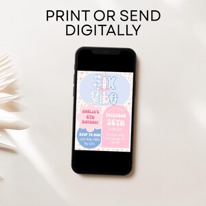 Op de afbeelding: Een zwarte smartphone toont een digitale uitnodiging met de tekst "PRINT OF VERZEND DIGITAAL". De uitnodiging heeft een pastel kleurenschema met de woorden "SIX VIBE" en details voor een 6e verjaardagsfeestje, inclusief datum, tijd en RSVP-informatie.