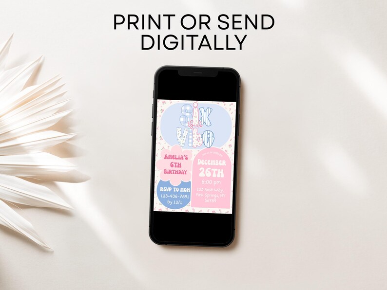 Op de afbeelding: Een zwarte smartphone toont een digitale uitnodiging met de tekst "PRINT OF VERZEND DIGITAAL". De uitnodiging heeft een pastel kleurenschema met de woorden "SIX VIBE" en details voor een 6e verjaardagsfeestje, inclusief datum, tijd en RSVP-informatie.