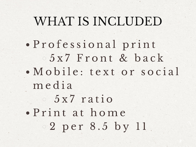 Op de afbeelding: Tekst op een cr&egrave;mekleurige achtergrond: "WAT IS INBEGREPEN". De lijst bevat: professionele print, 5x7 voor- en achterkant; mobiel: tekst of sociale media; print thuis, 2 per 8,5 x 11.