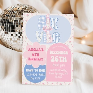 Op de afbeelding: Een verjaardagsuitnodiging met de tekst "Six is a Vibe" in blauw en roze. De uitnodiging bevat de naam "Amelia" en de datum "26 december". Het ontwerp heeft bloempatronen en een discobal.