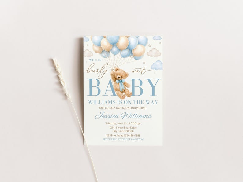 Puede incluir: Una invitaci&oacute;n a un baby shower con un dise&ntilde;o de acuarela. La invitaci&oacute;n presenta un osito de peluche sosteniendo globos, con las palabras "We can bearly wait BABY" en una fuente de escritura. La invitaci&oacute;n incluye el nombre "Jessica Williams" y detalles del evento.