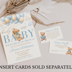 Puede incluir: Juego de papeler&iacute;a para baby shower con dise&ntilde;o de osito de peluche. La invitaci&oacute;n presenta un osito de peluche sosteniendo globos, con texto azul y en cursiva. Incluye tarjetas para "Libros para beb&eacute;" y una "Rifa de pa&ntilde;ales".